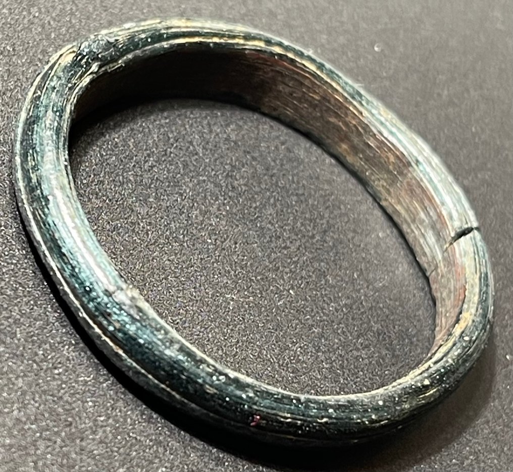 Romain antique Verre Joli petit bracelet-anneau pour cheveux avec une belle couleur bleu foncé. Avec une licence #1.1