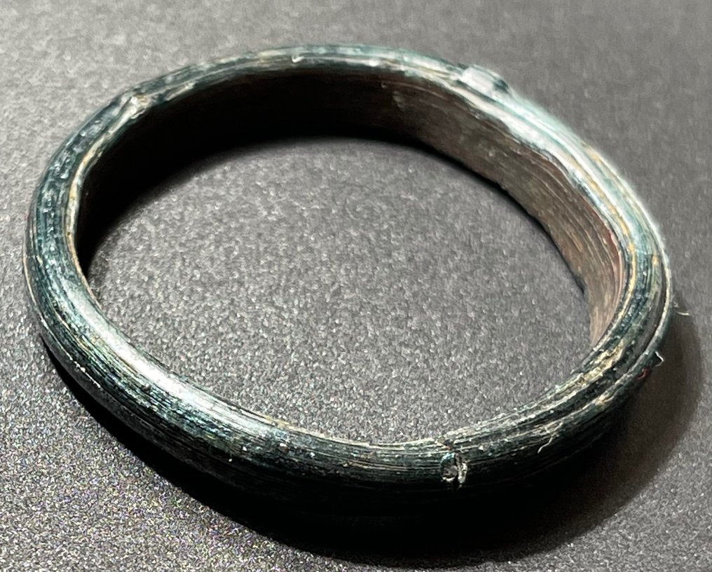 Αρχαία Ρωμαϊκή Γυαλί Ωραίο μικρό βραχιόλι - δαχτυλίδι μαλλιών με όμορφο σκούρο μπλε χρώμα. Με Αυστριακή Άδεια Εξαγωγής. #2.1