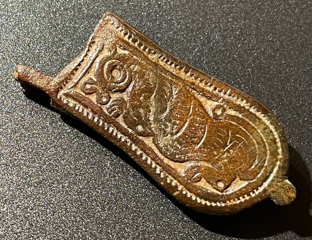 Byzantinisch Bronze Zungenförmige Schnalle mit dem Bild eines Löwen im faszinierenden byzantinischen Stil. Mit einem #2.2