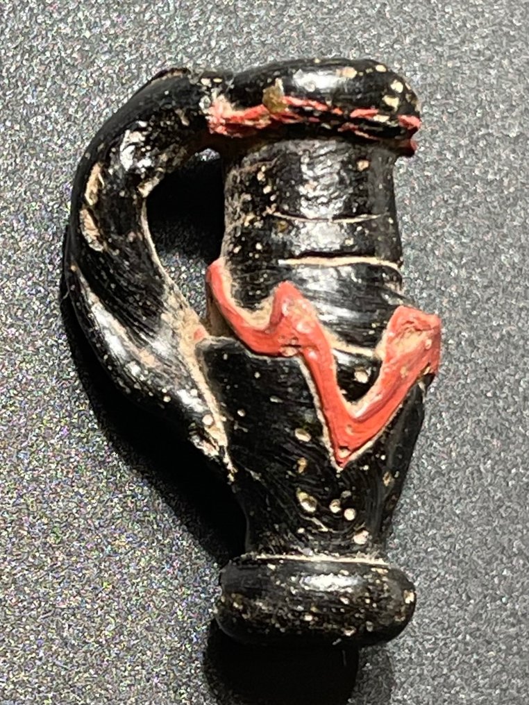 Roma antica Opaco Attraente amuleto a forma di vaso Oinochoe classico con un ornamento sinuoso di colore rosso. Con un #1.1