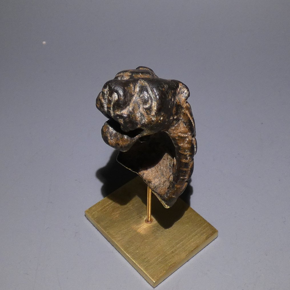Epoca Romanilor Bronz Aplicație felină sau terminalul unei figuri de lampă cu ulei. 7,5 cm H. Secolele I - II d.Hr #2.1