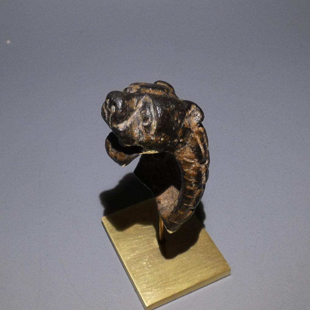 Epoca Romanilor Bronz Aplicație felină sau terminalul unei figuri de lampă cu ulei. 7,5 cm H. Secolele I - II d.Hr #1.1