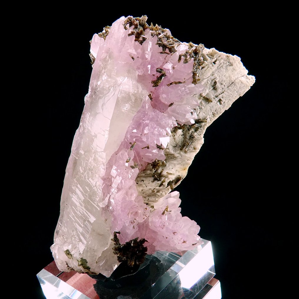 Cuarzo rosa - Lavra da Ilha, Taquaral, Minas Gerais, Brasil - Altura: 10.4 cm - Ancho: 6.5 cm- 180 g #2.1