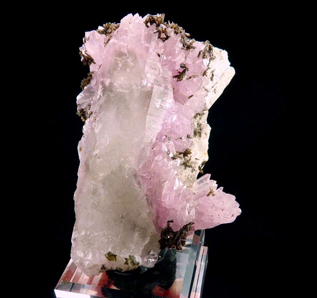 Cuarzo rosa - Lavra da Ilha, Taquaral, Minas Gerais, Brasil - Altura: 10.4 cm - Ancho: 6.5 cm- 180 g #1.2