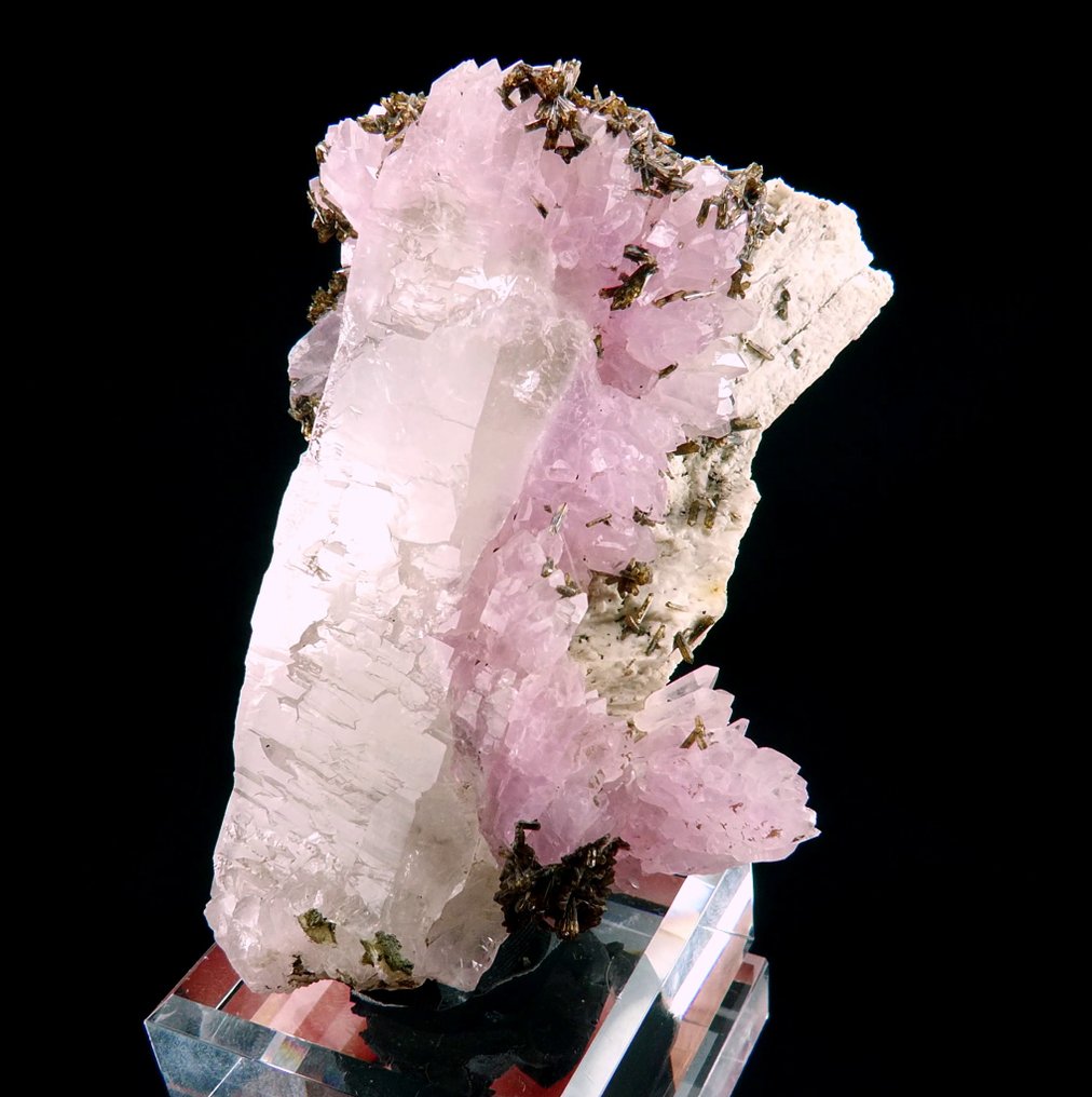 Cuarzo rosa - Lavra da Ilha, Taquaral, Minas Gerais, Brasil - Altura: 10.4 cm - Ancho: 6.5 cm- 180 g #1.1