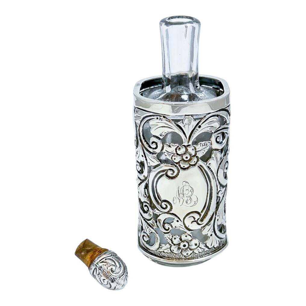 Arthur Willmore Pennington (1897) - Large Victorian glass perfume scent bottle in Art Nouveau sterling silver pierced sleeve with - Bouteille de parfum (2) - Argent 925 #1.2