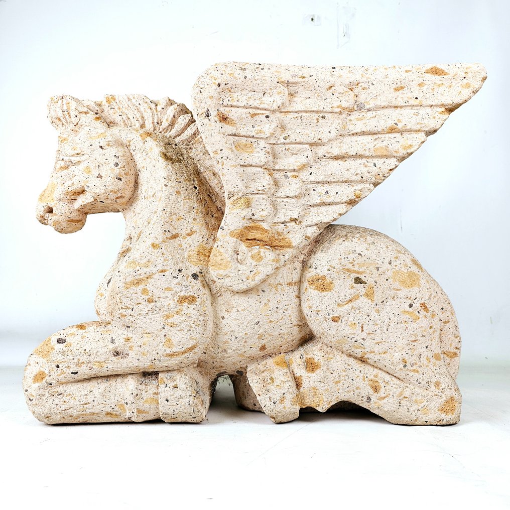 Large hand-carved stone sculpture depicting "PEGASUS" The winged Horse Ca. 1960 - Sculptură, Pegasus - 45 cm - Piatra Mactan #1.2