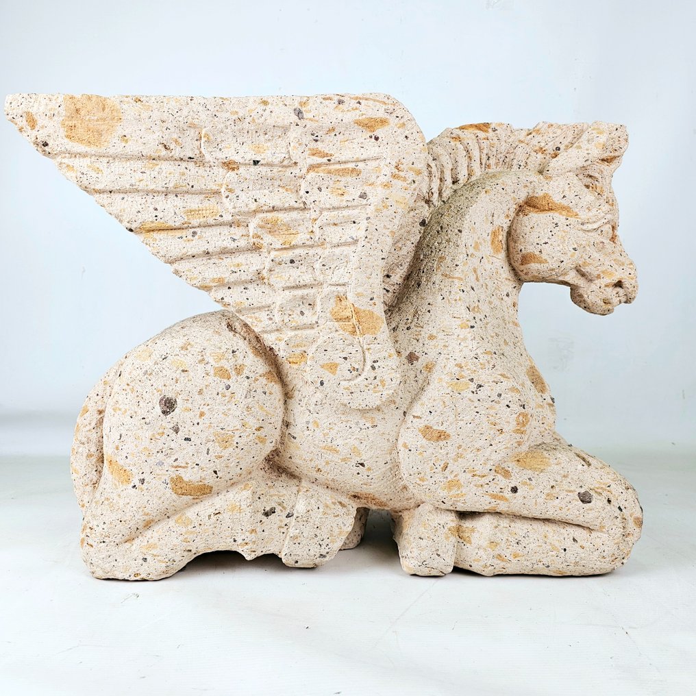 Large hand-carved stone sculpture depicting "PEGASUS" The winged Horse Ca. 1960 - Escultura, Pegasus - 45 cm - piedra de mactán #1.1