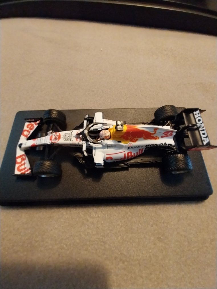 Minichamps 1:12 - Miniatura de carro de corrida - Red Bull Max Verstappen - GP da Turquia com libré especial Arigato #1.2