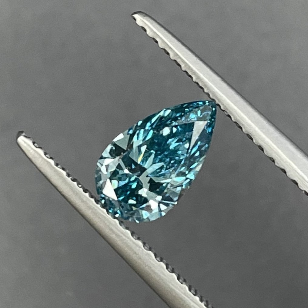 1 pcs Diamant  (Culoare tratată)  - 0.70 ct - Pară - Fancy vivid Verde Albastru - VVS1 #2.1
