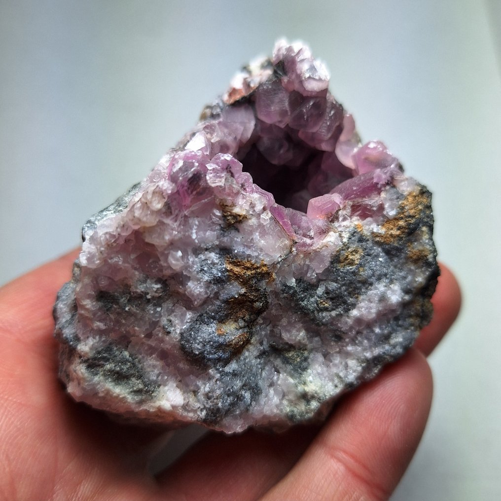 Kobaltoan calciet Kristallen op matrix - Hoogte: 8 cm - Breedte: 6.5 cm- 287 g #2.1