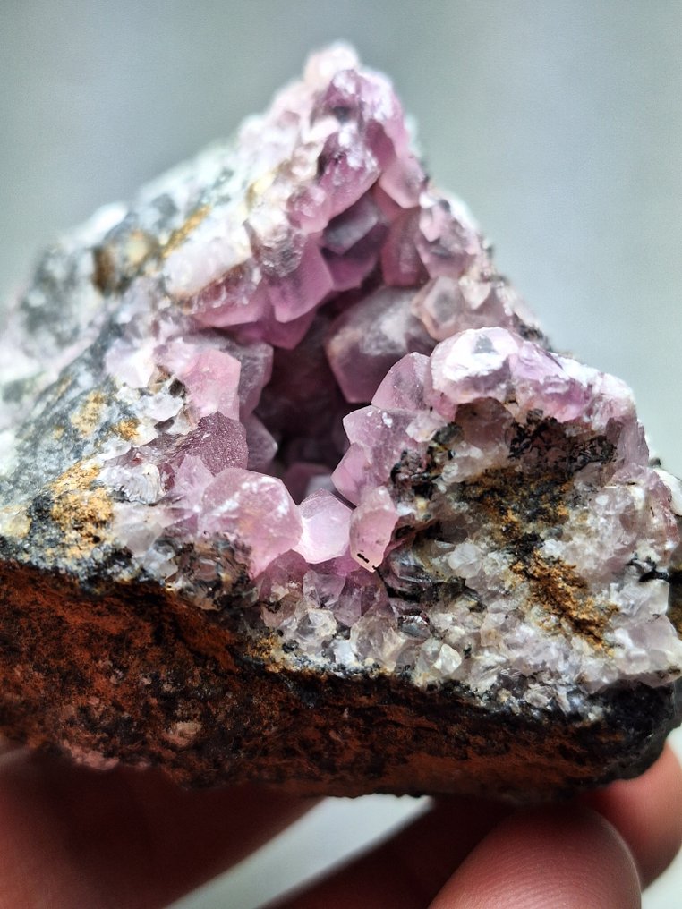 Kobaltoan calciet Kristallen op matrix - Hoogte: 8 cm - Breedte: 6.5 cm- 287 g #1.2