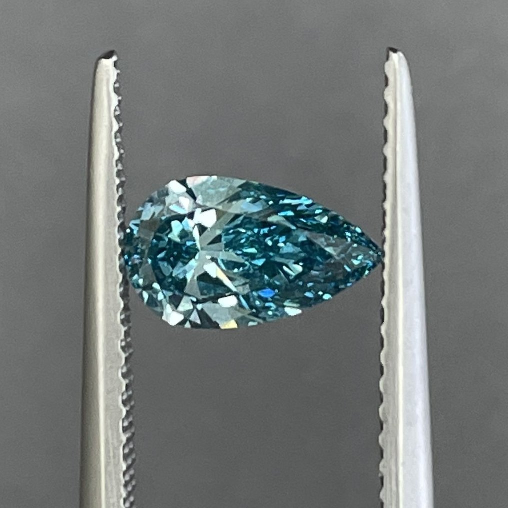 1 pcs Diamant  (Culoare tratată)  - 0.70 ct - Pară - Fancy vivid Verde Albastru - VVS1 #1.1