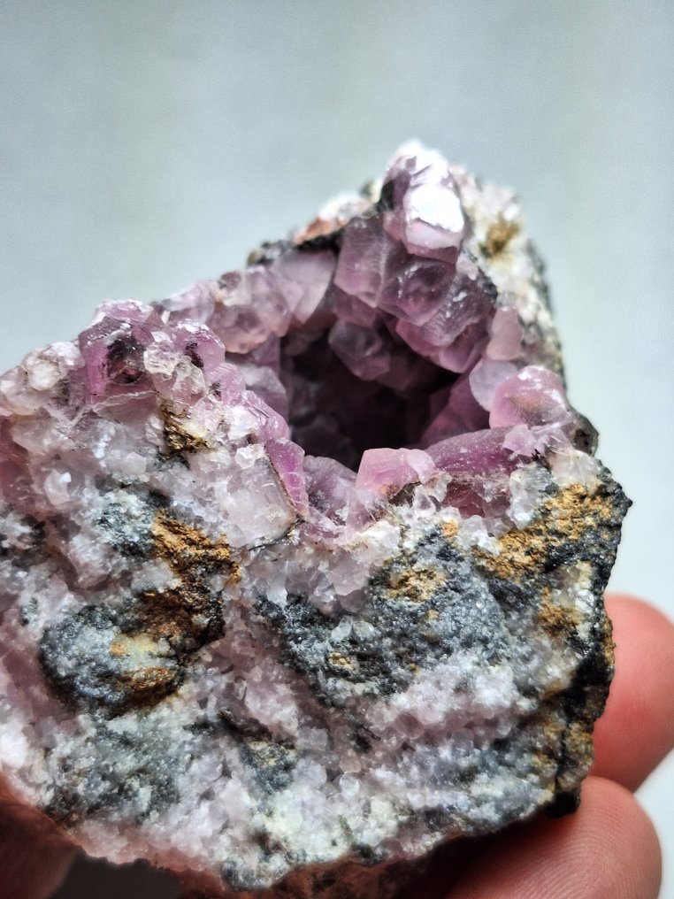 Kobaltoan calciet Kristallen op matrix - Hoogte: 8 cm - Breedte: 6.5 cm- 287 g #1.1