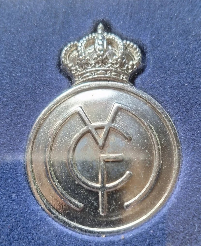 Real Madrid - Εμβλήματα της Real Madrid βουτηγμένα σε λευκό χρυσό.  #2.1