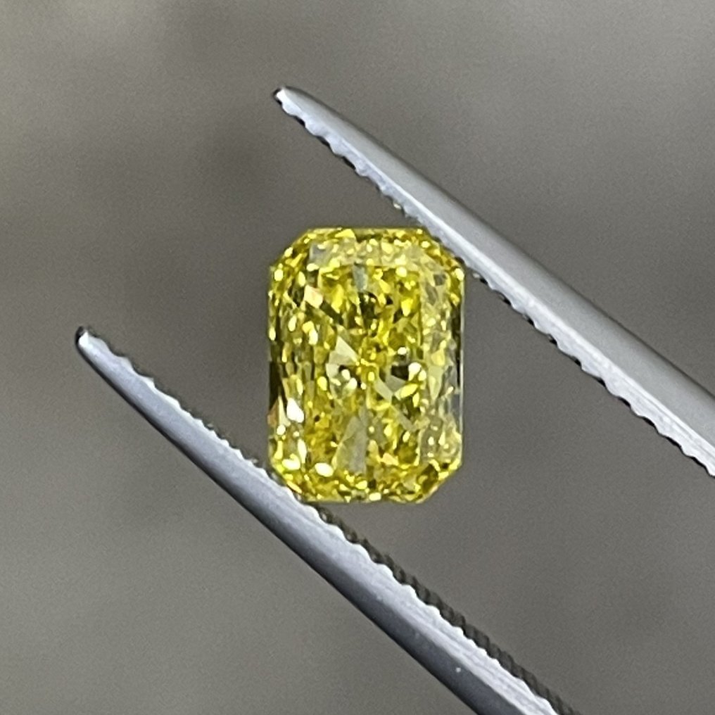 1 pcs 钻石  (经彩色处理)  - 1.22 ct - 雷地恩型 - Fancy vivid 黄色 - VVS1 极轻微内含一级 - 美国宝石研究院（GIA） #1.2