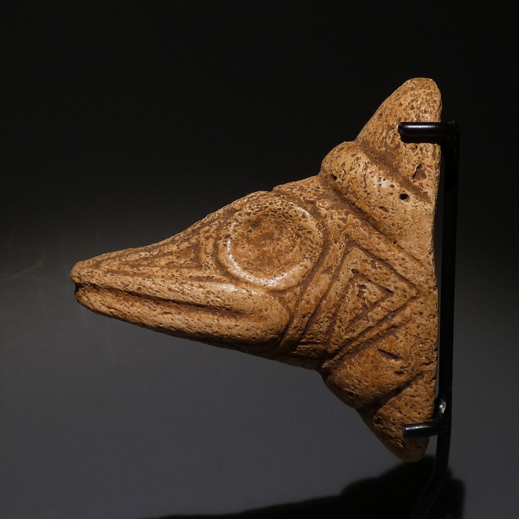 Taino, Caribe Ben Tre-hörnig Trigonolito amulett. 10,5 cm H. mycket fin. 800 - 1400 e.Kr. Spansk importlicens. #2.1