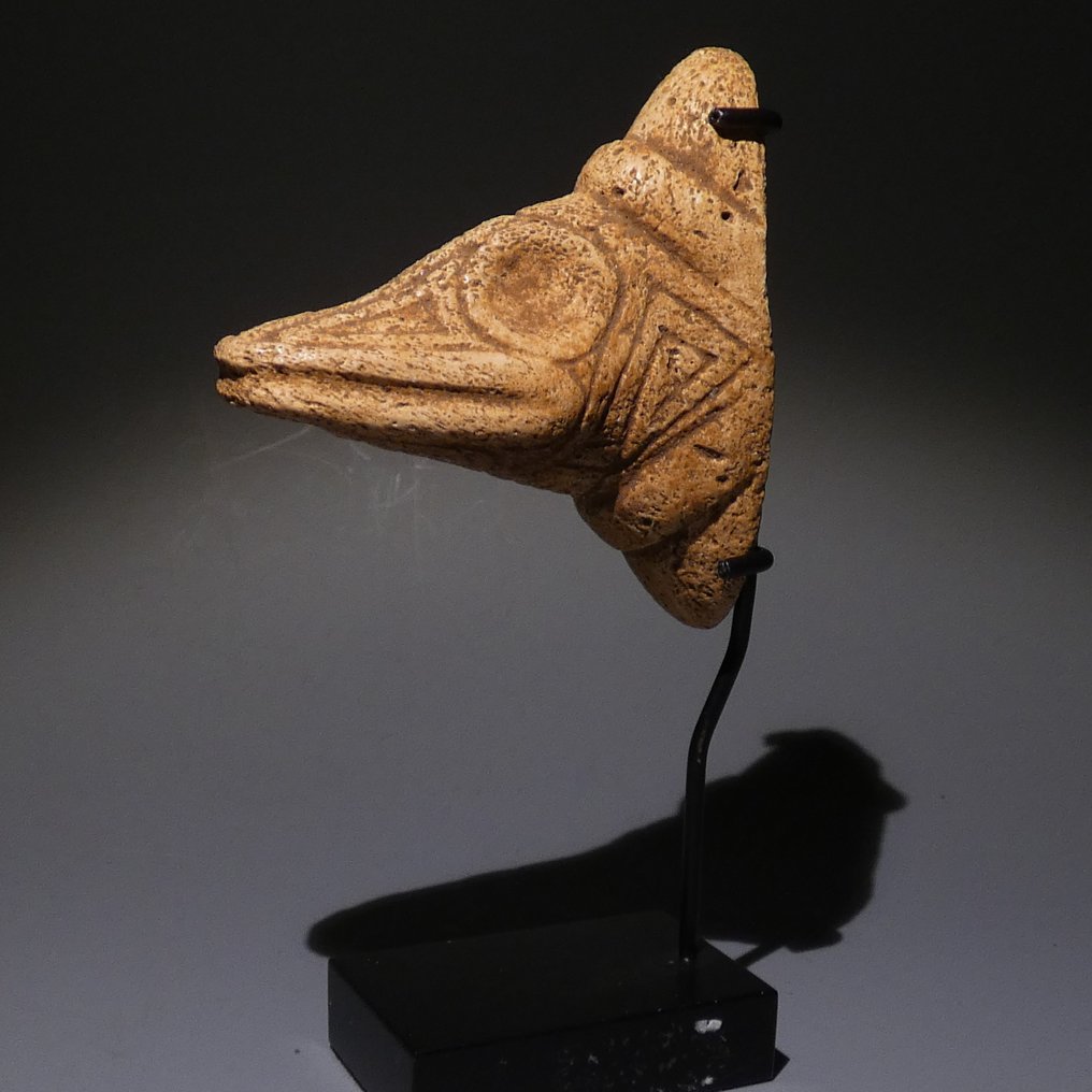Taino, Caribe Csont Háromsarkú Trigonolito amulett. 10,5 cm H. nagyon finom. 800-1400 i.sz. Spanyol behozatali engedély. #1.2