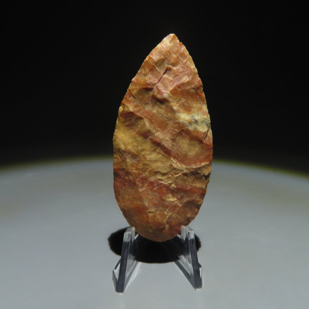 Neolithischen Stein Werkzeug in schöner Farbe. 3000–2000 v. Chr., 5,8 cm lang.  (Ohne Mindestpreis) #1.1