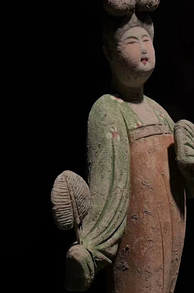 Im Stil von - China - Magd mit Fächer haltend - Tang-Dynastie - Töpfermädchen - 25 cm  (Ohne Mindestpreis) #1.1