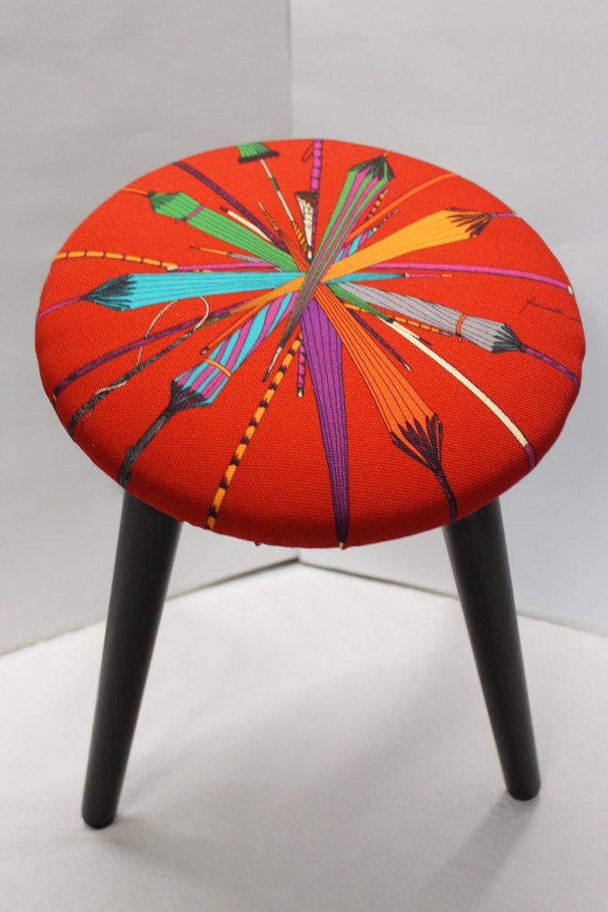 凳子 - 凳子采用 Fornasetti 红色“Ombrelli”面料 - 木材、织物、泡沫橡胶 #2.1
