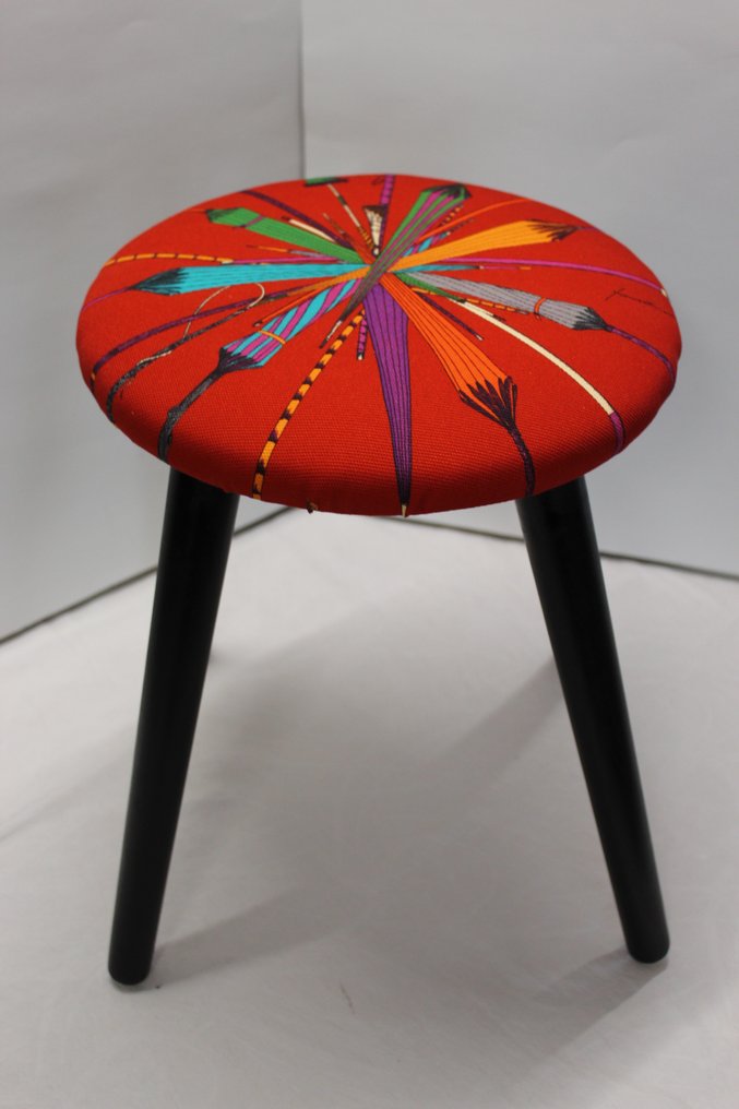 凳子 - 凳子采用 Fornasetti 红色“Ombrelli”面料 - 木材、织物、泡沫橡胶 #1.2