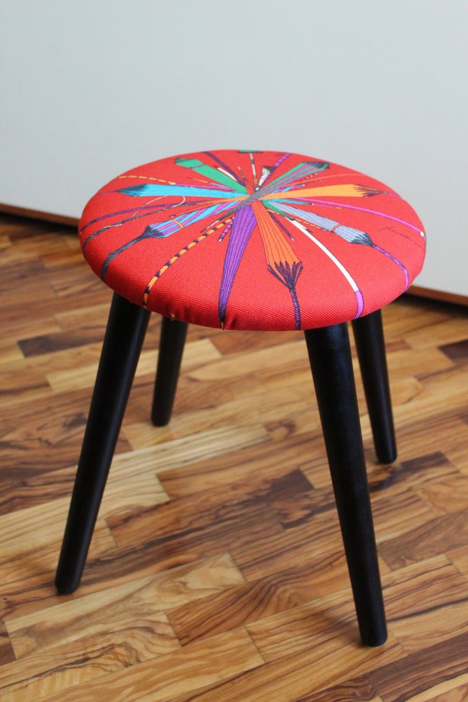 凳子 - 凳子采用 Fornasetti 红色“Ombrelli”面料 - 木材、织物、泡沫橡胶 #1.1