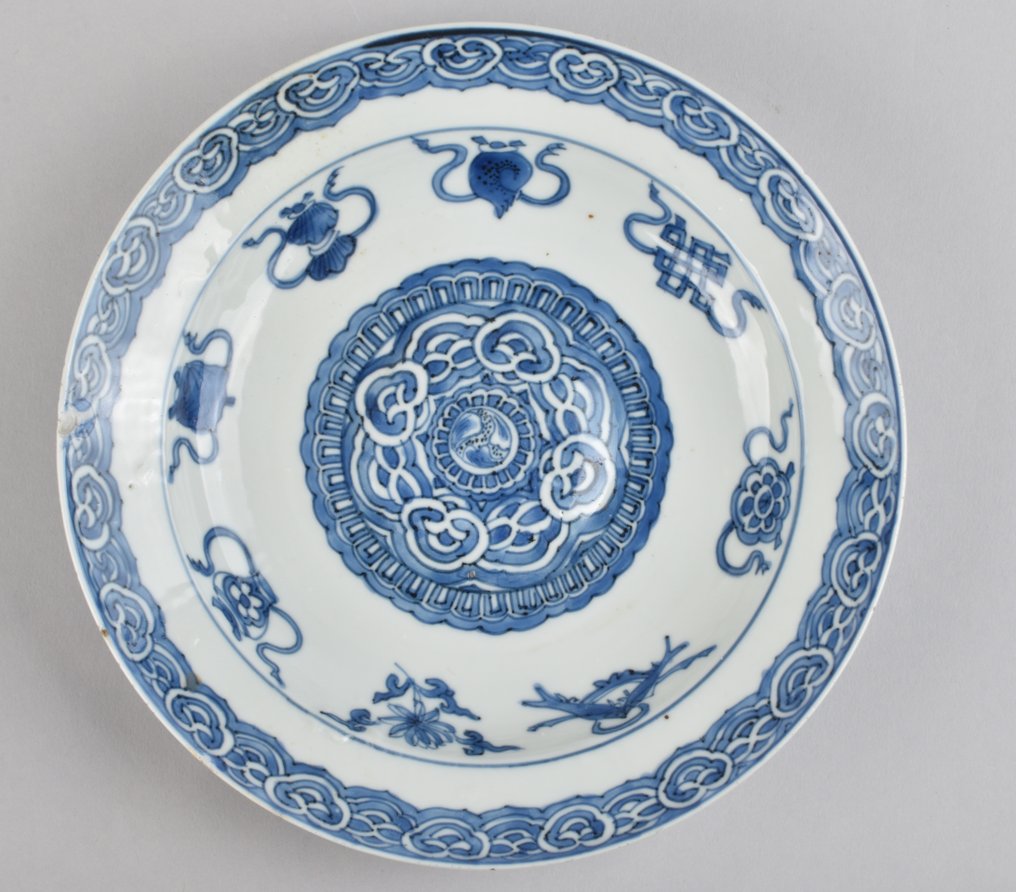 Teller - A CHINESE BLUE AND WHITE DISH DECORATED WITH RUYI AND BUDDHIST ATTRIBUTS - Porzellan #1.1