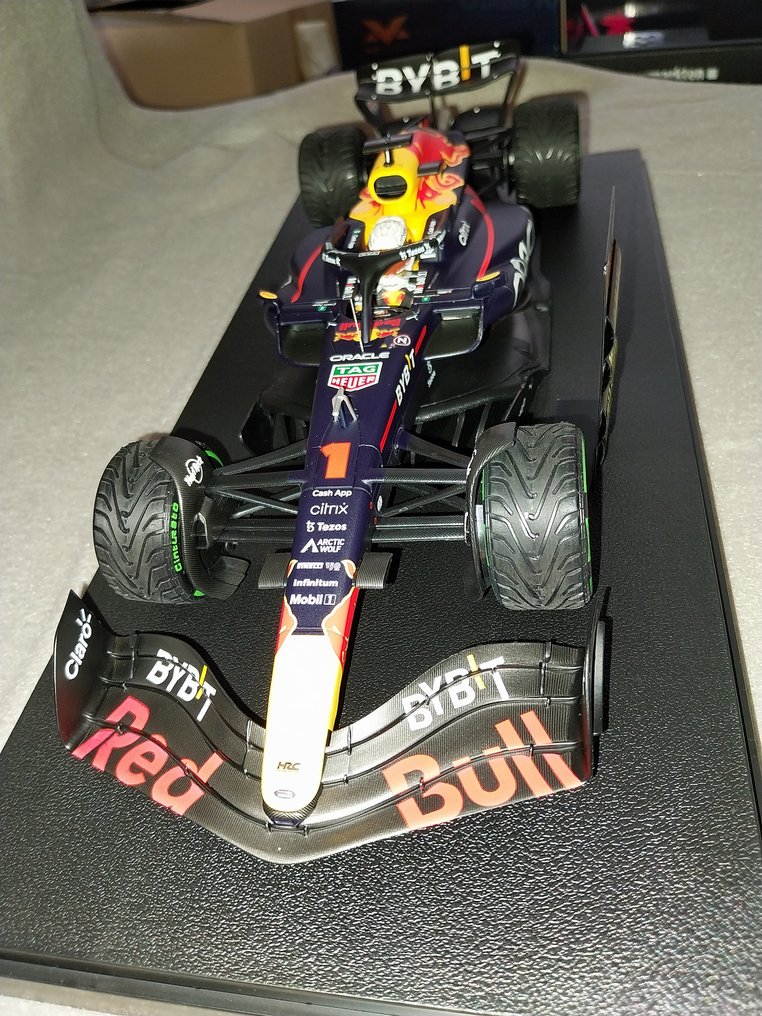 Minichamps 1:18 - Model raceauto - Oracle Red Bull Racing RB18 - Winner Japanese GP 2022 World Champion #2.1