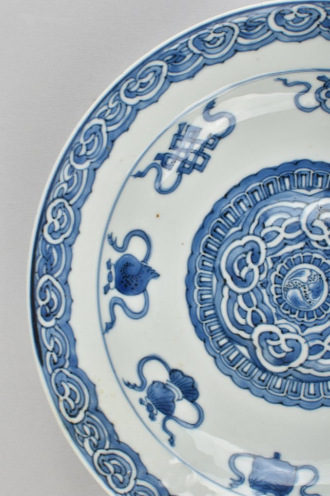 Teller - A CHINESE BLUE AND WHITE DISH DECORATED WITH RUYI AND BUDDHIST ATTRIBUTS - Porzellan #2.1