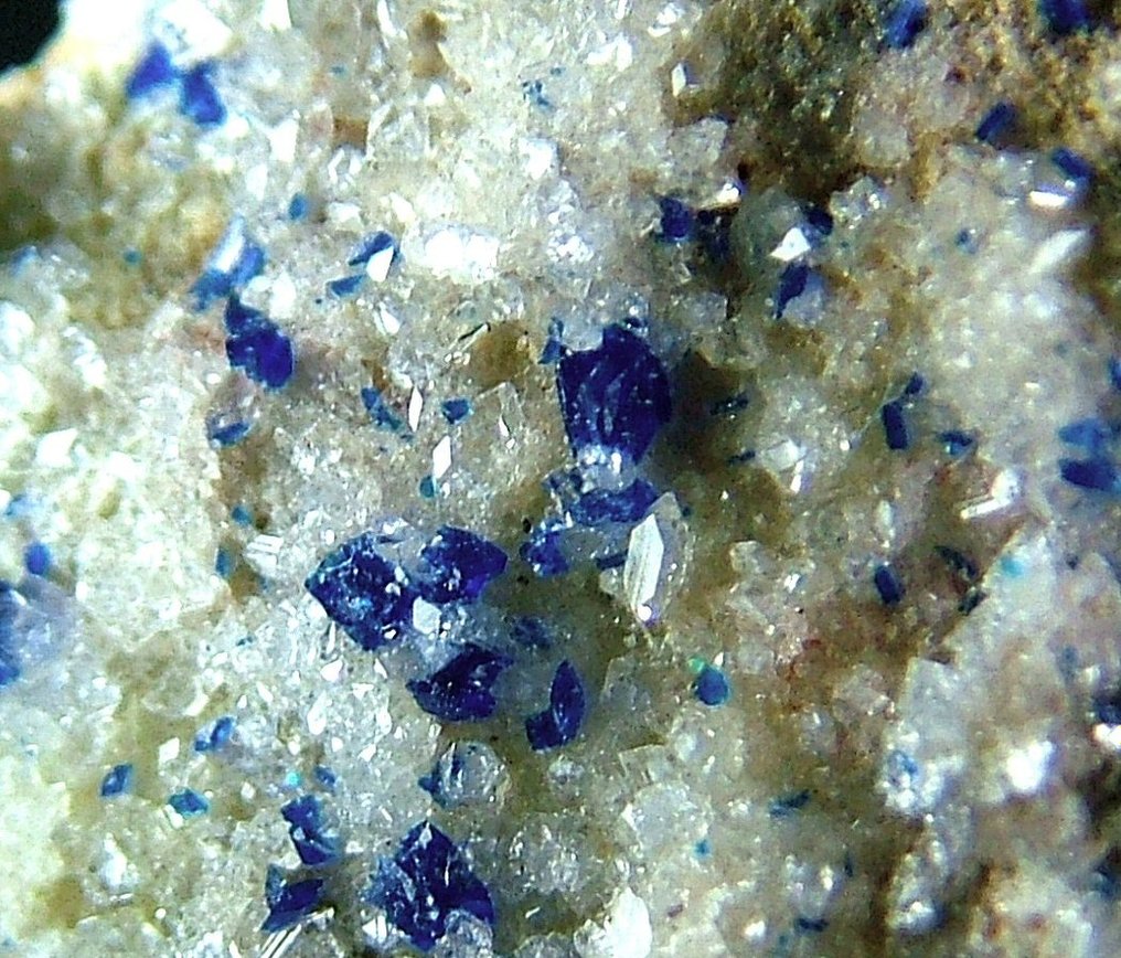 CW1102 Bunter Kinoit mit Hydroxyapophyllit-(K) Kristalle auf Muttergestein - Höhe: 70 mm - Breite: 97 mm- 280 g - (1) #1.1