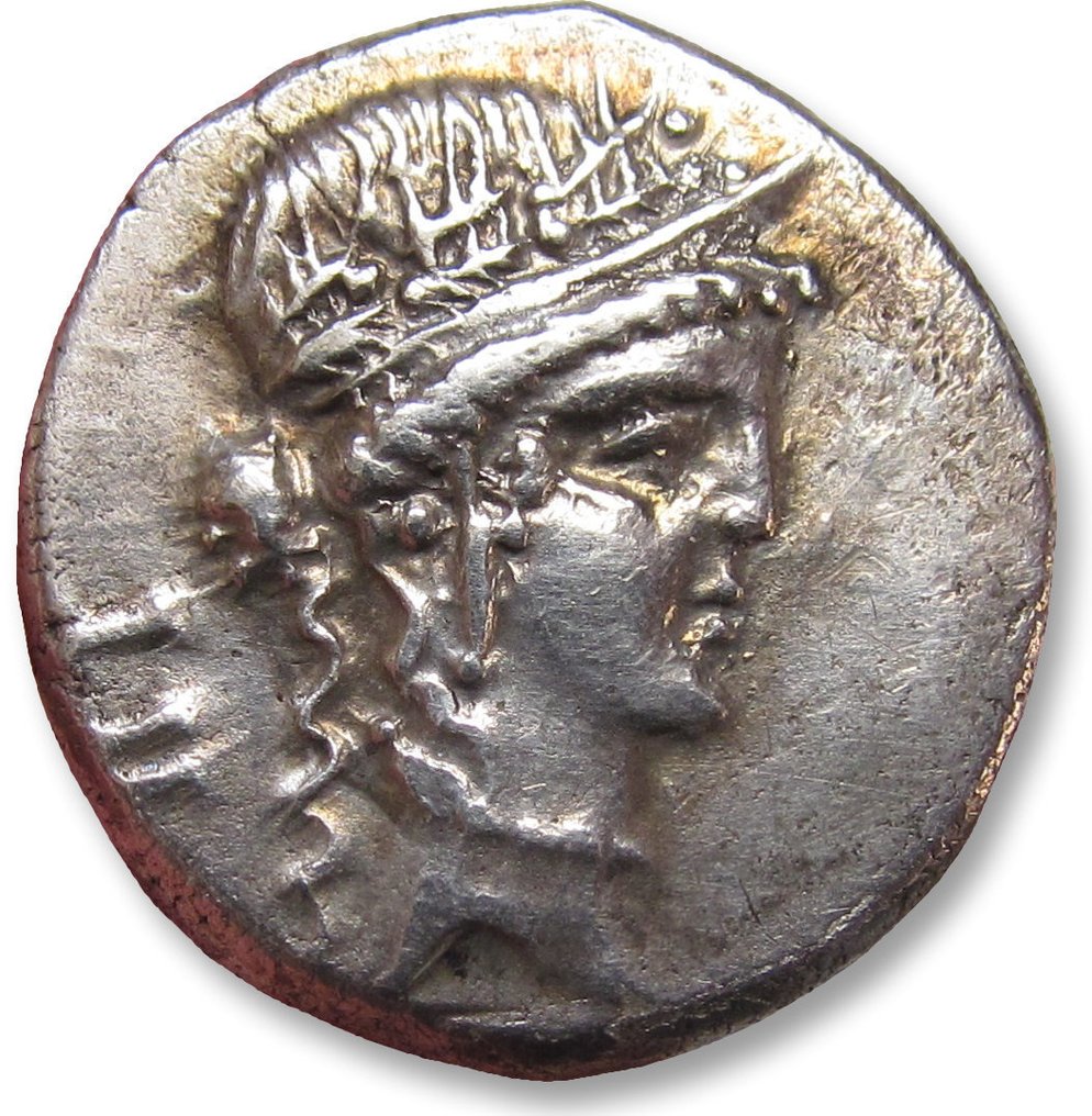 República Romana (Imperatorial). Júlio César. Denarius military mint traveling with C. Julius Caesar in Illyria (Apollonia?) circa 48 B.C. #1.2
