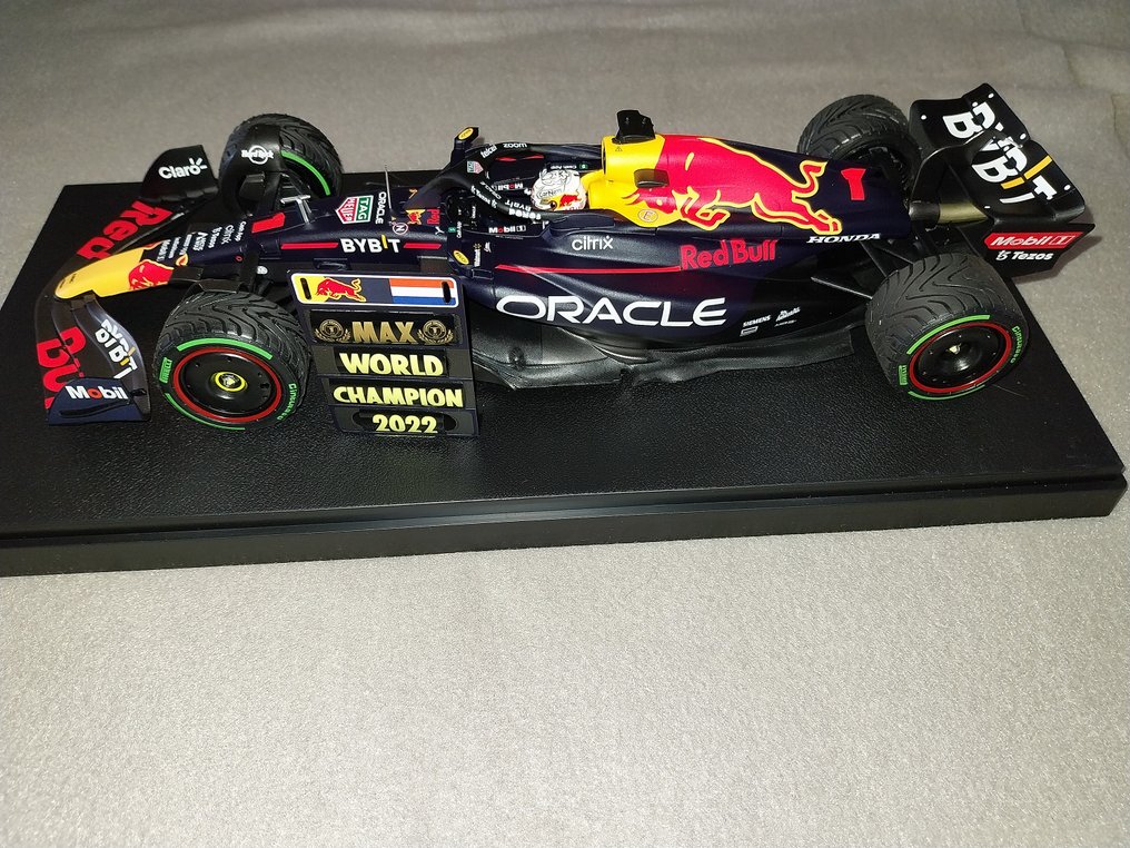 Minichamps 1:18 - Modell racerbil - Oracle Red Bull Racing RB18 - Vinnare japansk GP 2022 världsmästare #1.1