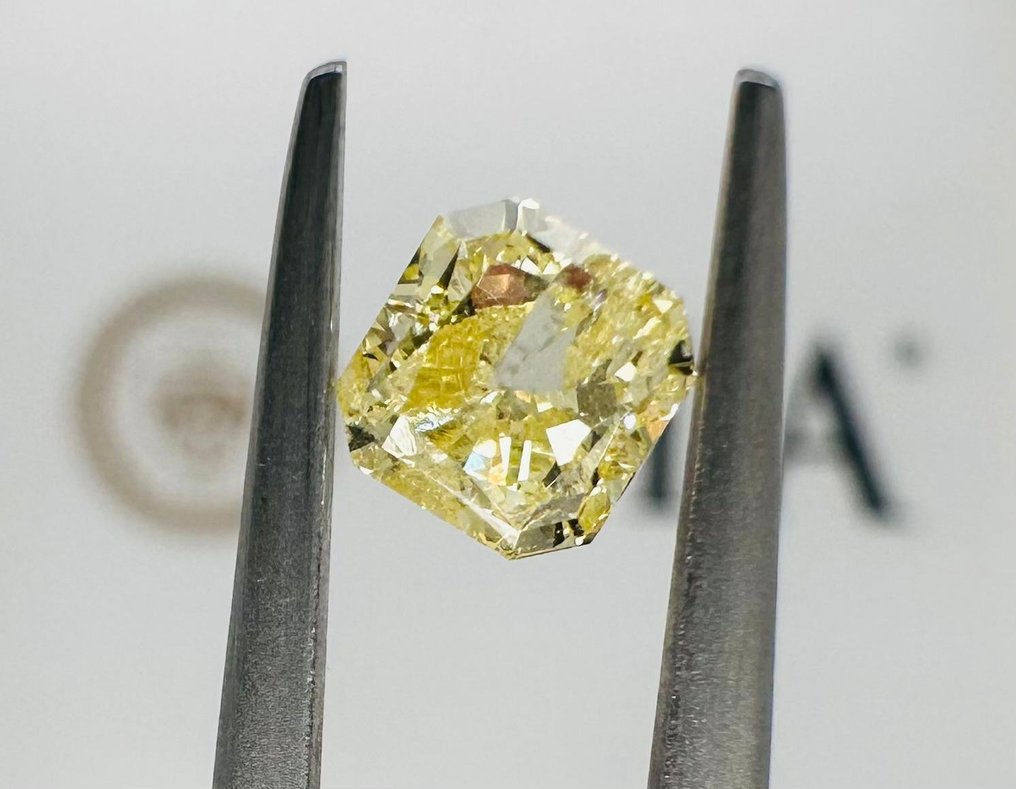 1 pcs Diamond  (Natural coloured)  - 0.71 ct - Square - Fancy Yellow - Not specified in lab report - Gemological Institute of America (GIA) #2.2