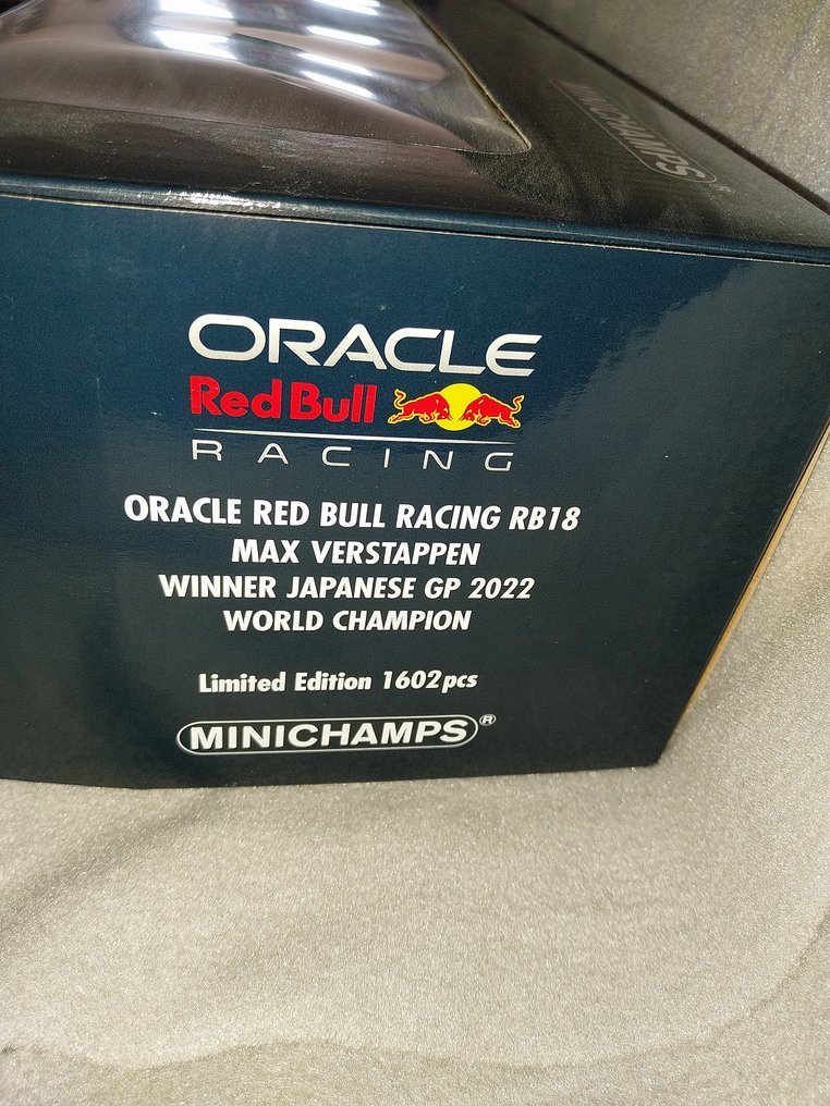 Minichamps 1:18 - Modell racerbil - Oracle Red Bull Racing RB18 - Vinnare japansk GP 2022 världsmästare #3.2