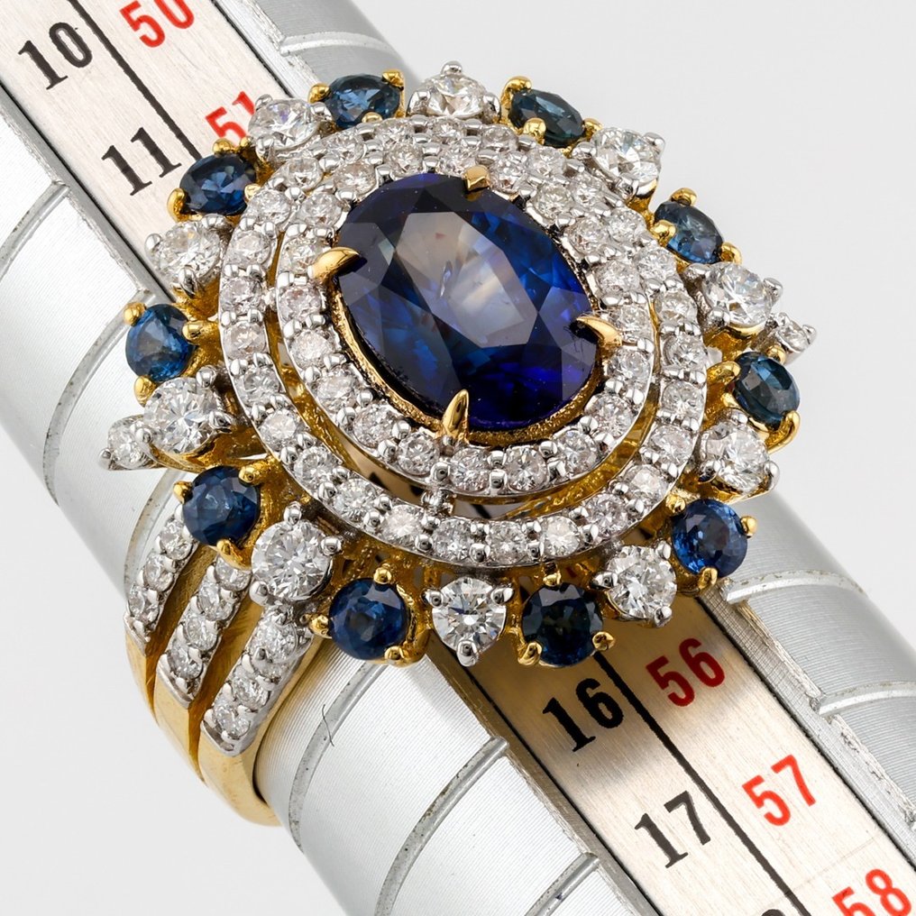 (GIA Certified)-Sapphire (1.87) Cts-Sapphire (0.72) Cts (10) Pcs-(Diamond) 1.07 Cts (91) Pcs - Ring Gult guld, Vittguld #2.1