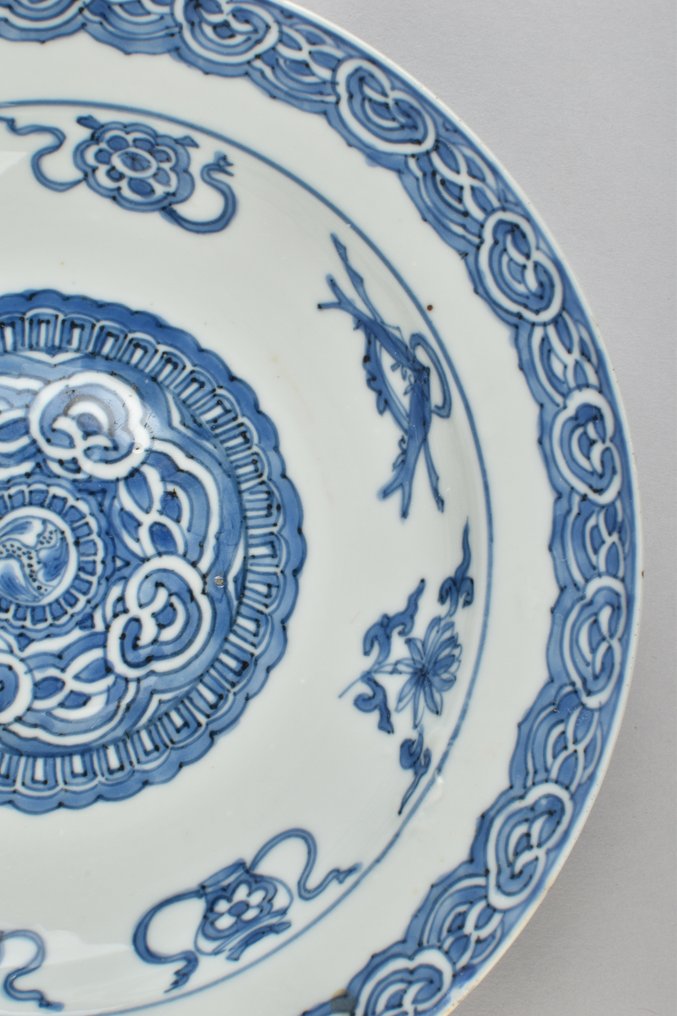 Teller - A CHINESE BLUE AND WHITE DISH DECORATED WITH RUYI AND BUDDHIST ATTRIBUTS - Porzellan #2.2