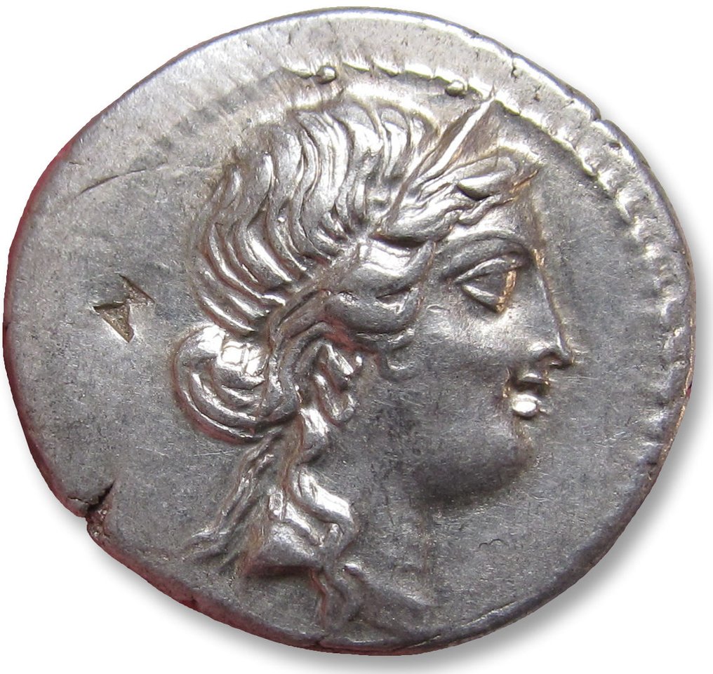 Den romerske republikk (Imperatorial). Julius Caesar. Denarius mobile military mint moving with Caesar in North Africa, 48-47 B.C. - beautiful sharp strike - #1.1