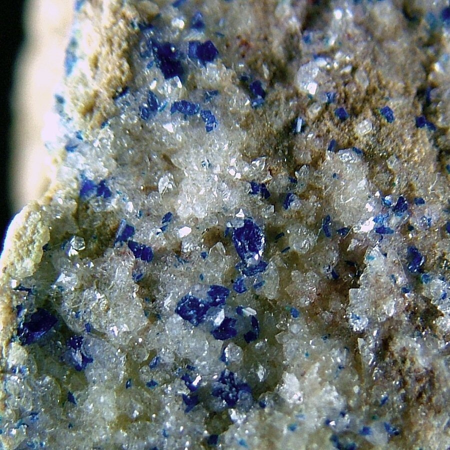 CW1102 Bunter Kinoit mit Hydroxyapophyllit-(K) Kristalle auf Muttergestein - Höhe: 70 mm - Breite: 97 mm- 280 g - (1) #2.2