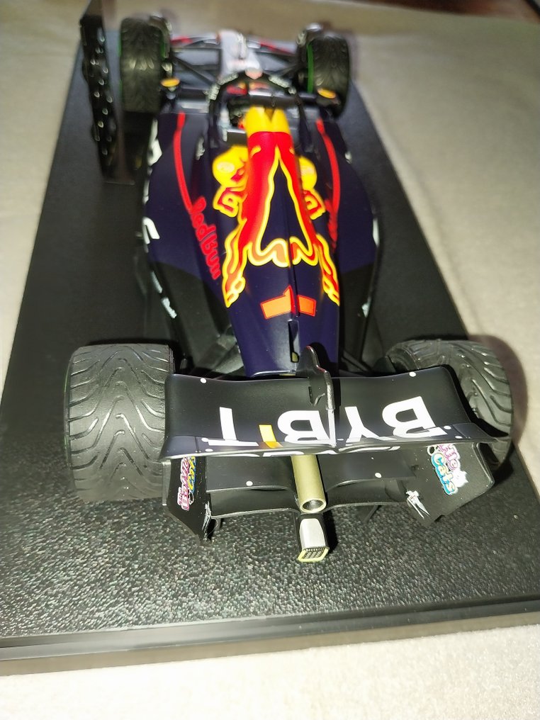 Minichamps 1:18 - Model raceauto - Oracle Red Bull Racing RB18 - Winner Japanese GP 2022 World Champion #3.1