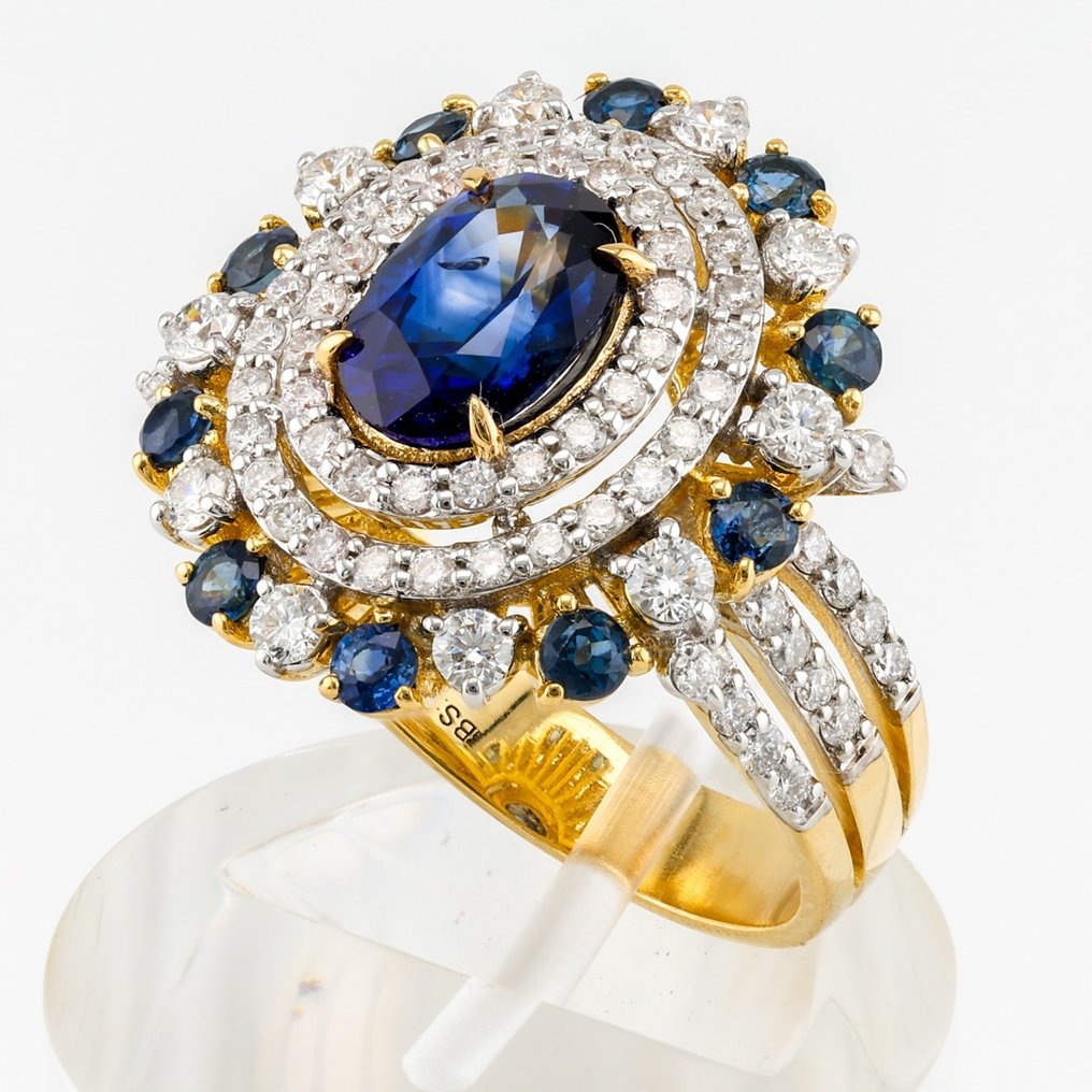 (GIA Certified)-Sapphire (1.87) Cts-Sapphire (0.72) Cts (10) Pcs-(Diamond) 1.07 Cts (91) Pcs - Ring Gult guld, Vittguld #1.2