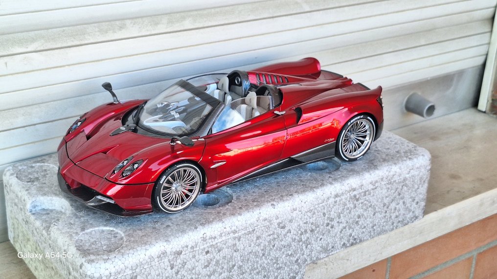 LCD models 1:18 - Modellbil -Pagani Huayra Roadster #1.1