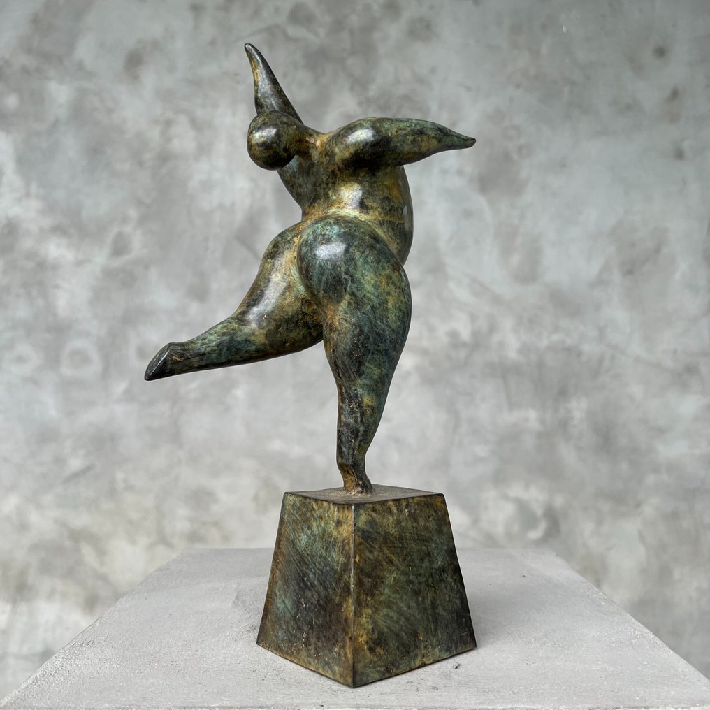 Sculpture, NO RESERVE PRICE - Voluptuous Dancing Lady Statue - Patinated - Bronze - 26 cm - Bronze #1.0
