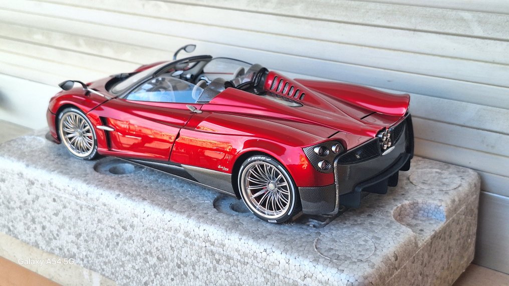 LCD models 1:18 - Modellbil -Pagani Huayra Roadster #3.1