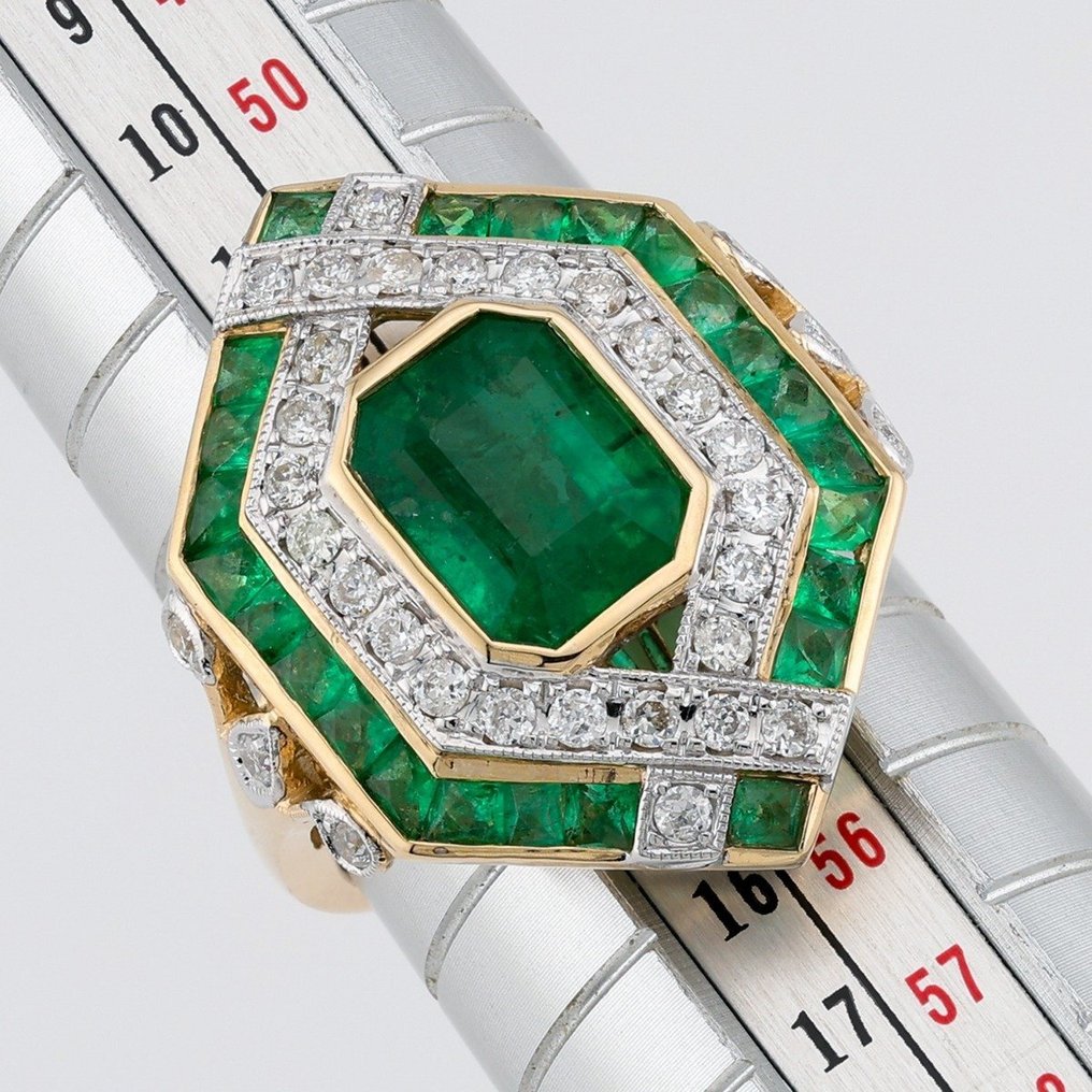 [Lotus Certified] - (Emerald) 2.27 Cts - (Emerald) 0.85 Cts (24) Pcs-(Diamonds) 0.47 Cts (32) Pcs - 14 quilates Bicolor - Anillo #2.1