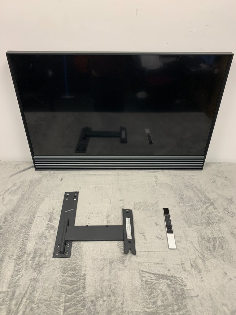 Bang & Olufsen - BeoVision Horizon 48" 4K UHD television with wall-bracket) Hi-fi set #1.0