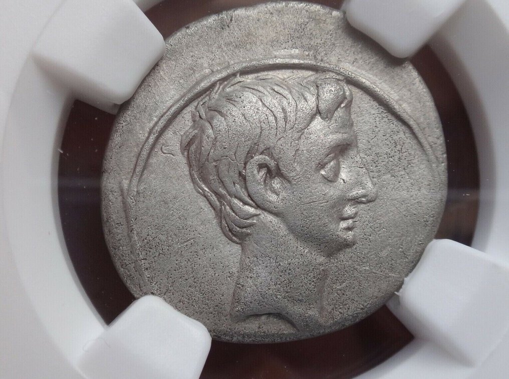 Romeinse Rijk. NGC Ch VF 5/5-2/5 Octavian(Augustus), 44-27 BC. Denarius, "Curia Julia". Rare!. #1.1