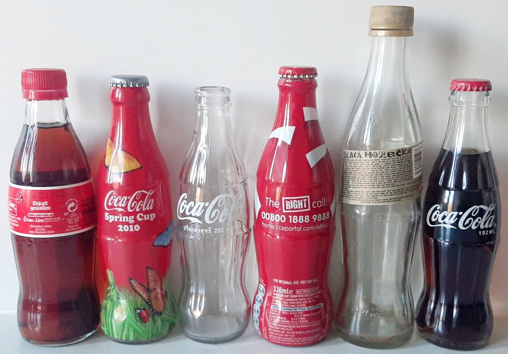 Collectie merkartikelen Coca Cola flessen Voor medewerkers + China 10 years anniversary 711