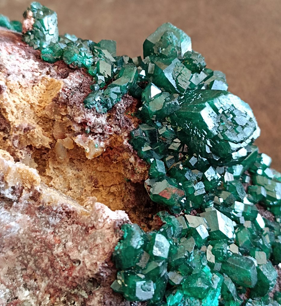 Riesiger DIOPTAS XXL, smaragdgrün, prächtige glänzende Kristalle, von denen einer 2,5 cm groß ist - Höhe: 130 mm - Breite: 108 mm- 1178 g - (1) #1.3