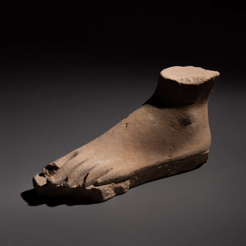 古埃及 硬化石灰石 雕塑家的脚形模型。托勒密时期，公元前 332-30 年。长 15 厘米。西班牙出口 #2.1